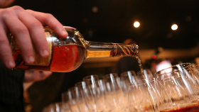 Эксперты назвали причину сокращения продаж в России крепкого алкоголя